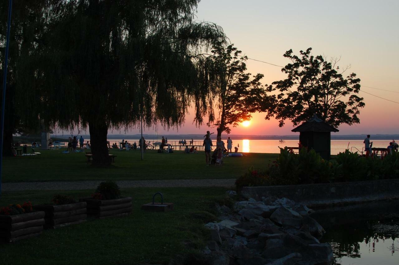 Lake House Farsang Balatonbereny Exterior photo